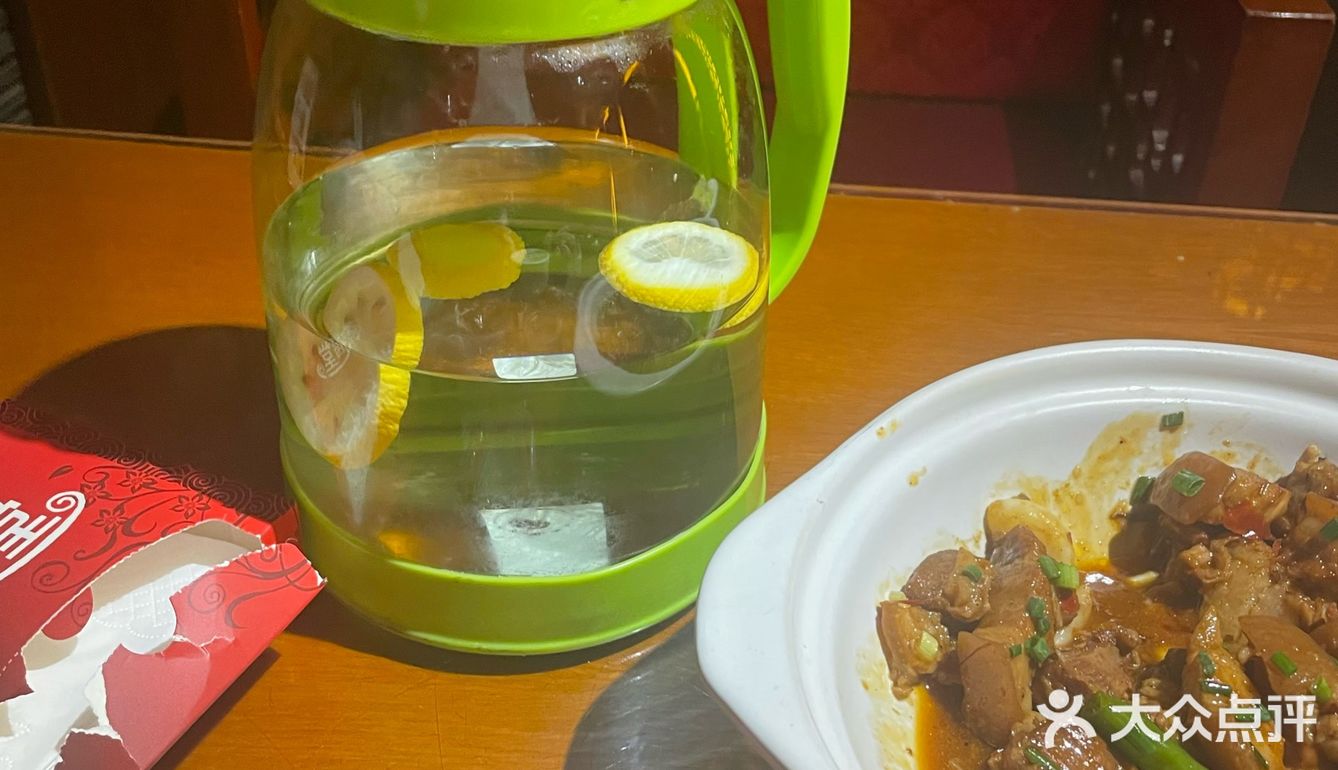 步行街里的湘菜店