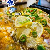 冒着大雨🌧️去吃9.9一份的蒜香烤鲈鱼，鞋子湿透但值了！