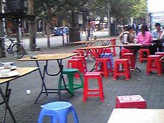桌椅摆在路边-兴兴旺·冬瓜盅·啫啫煲(西华路店)