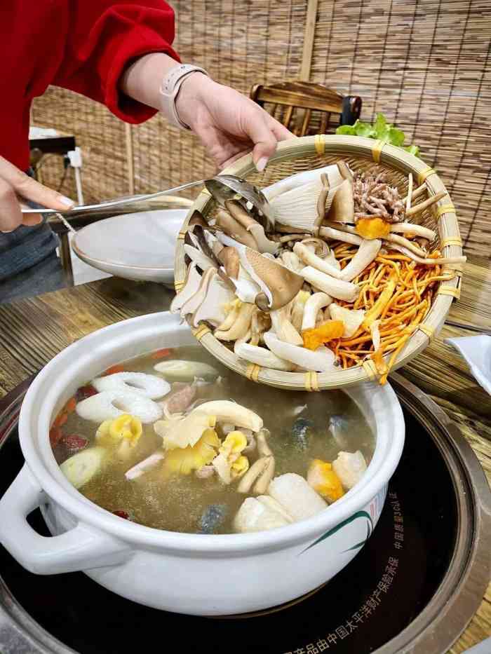 屾菌高原山珍火锅-"天气冷就想吃滋补火锅地方不算难找,停车.