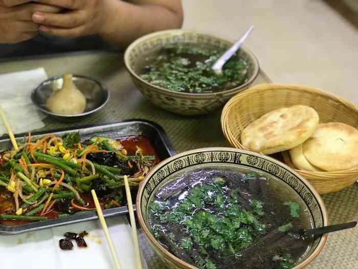 到了华山脚下准备夜爬但是怕死还是放弃立马搜索美食酒店这家店面很小