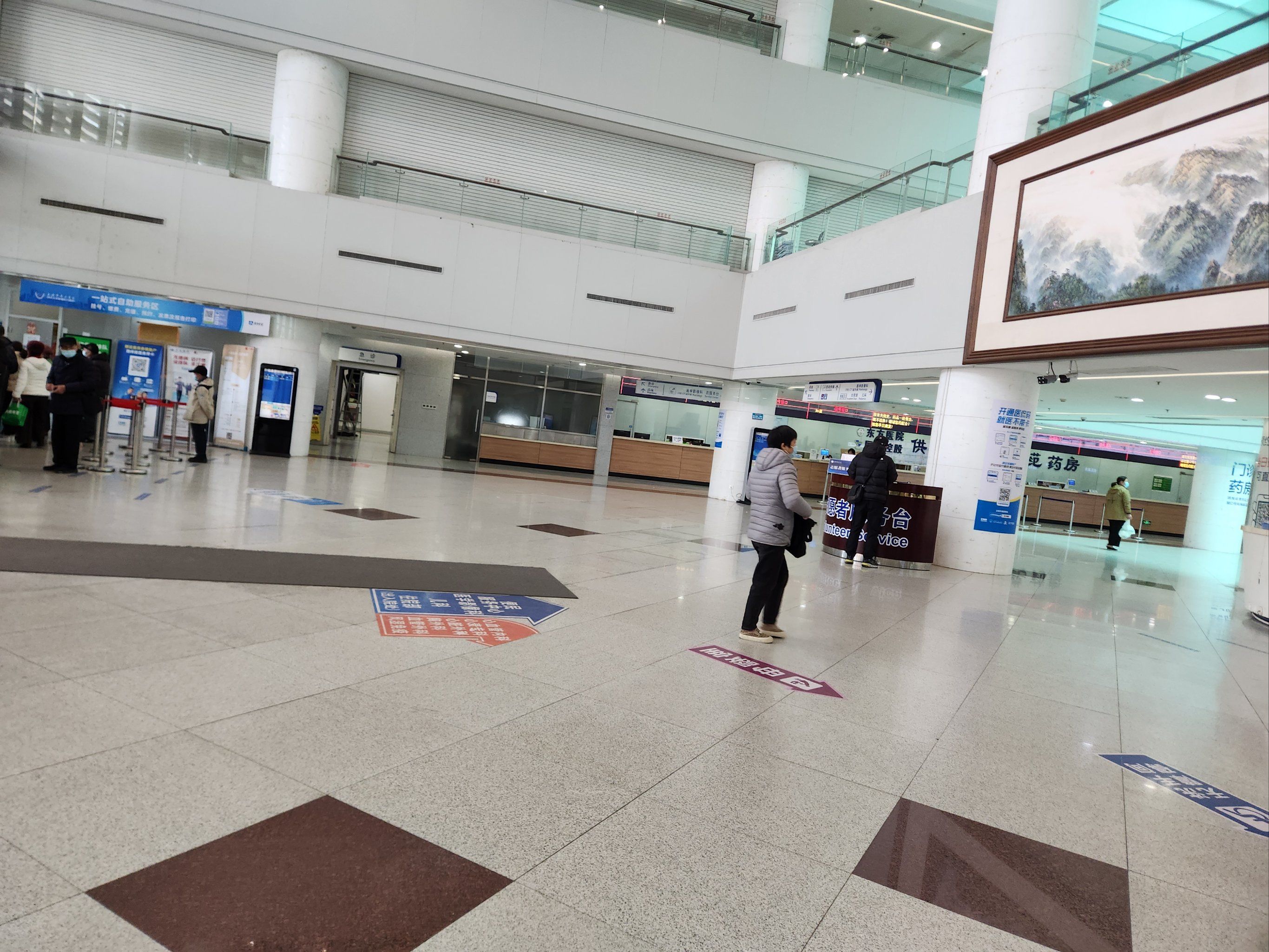 这么大的医院候诊大厅竟然没有一张橙子供病人息脚