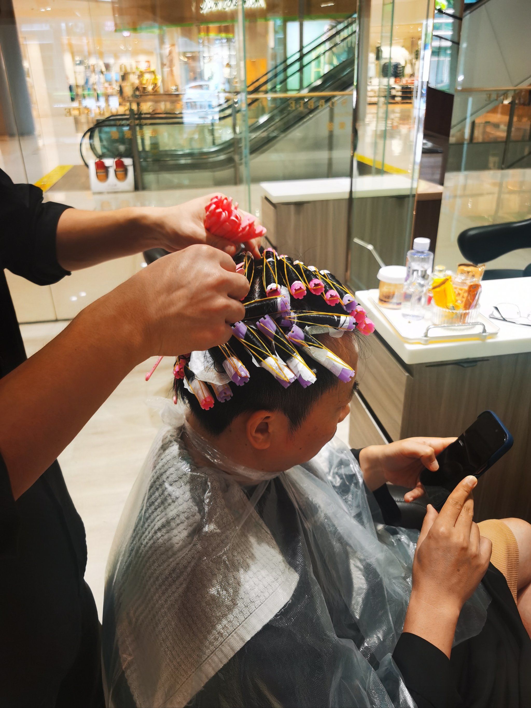 特孚索彼理发店上班啦