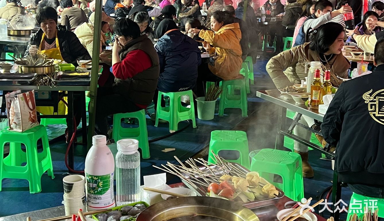 感觉整个九龙坡的人都在他家吃串串…