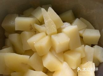 原料：土豆.洋葱，青椒，牛肉罐头         