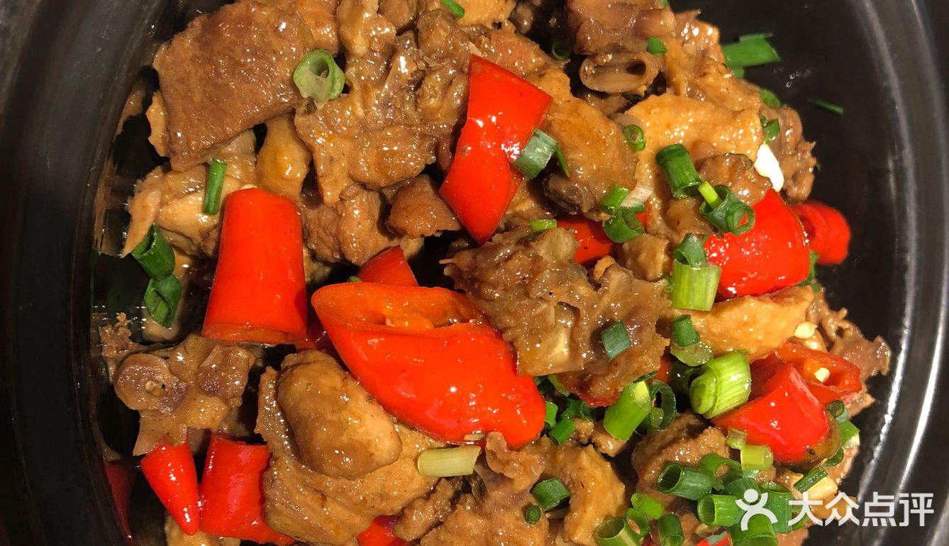 我们就选了这家新式蜀菜,一进门有菜品照片跟卡片