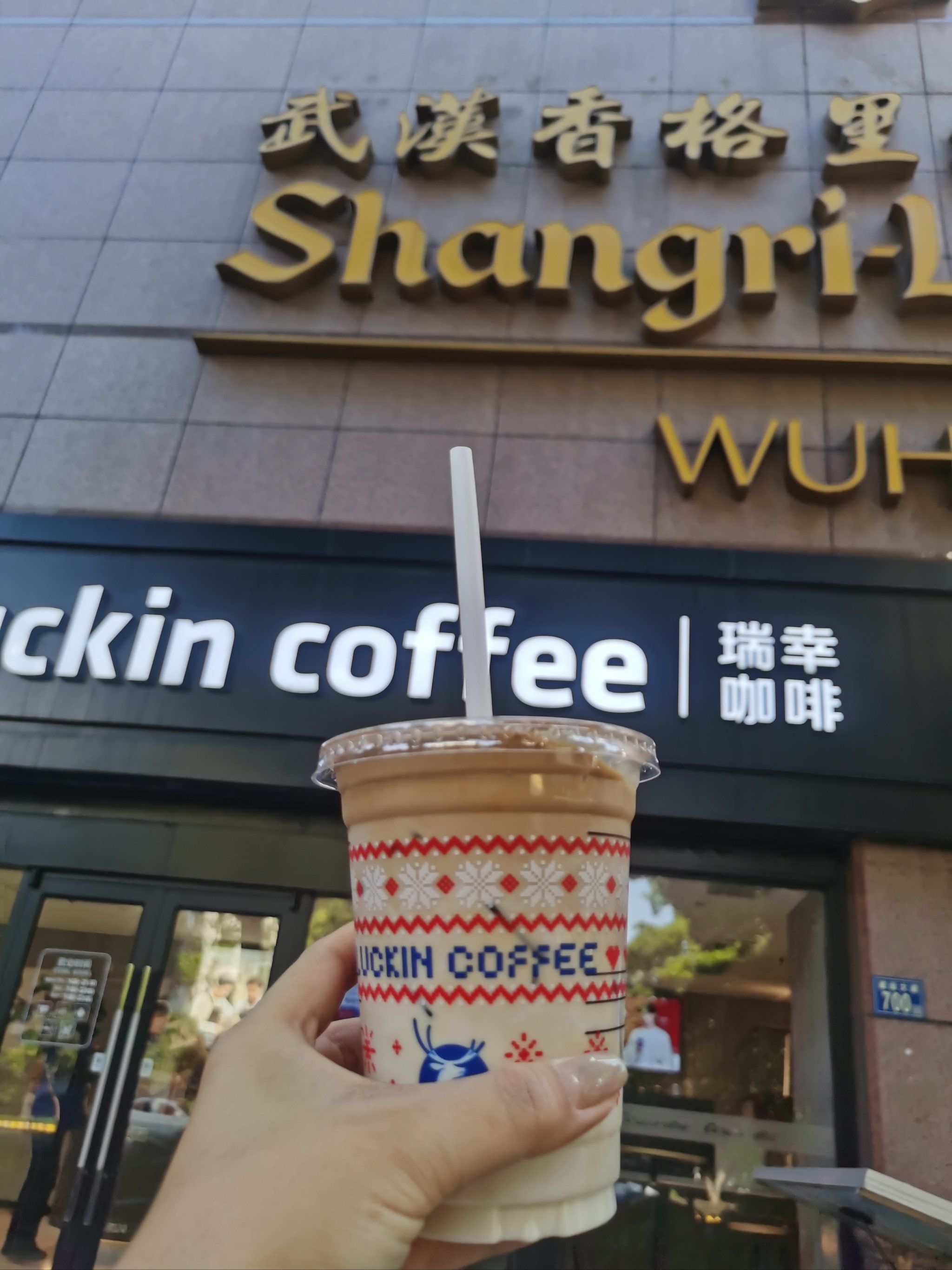 悠闲时刻,来杯luckin coffee