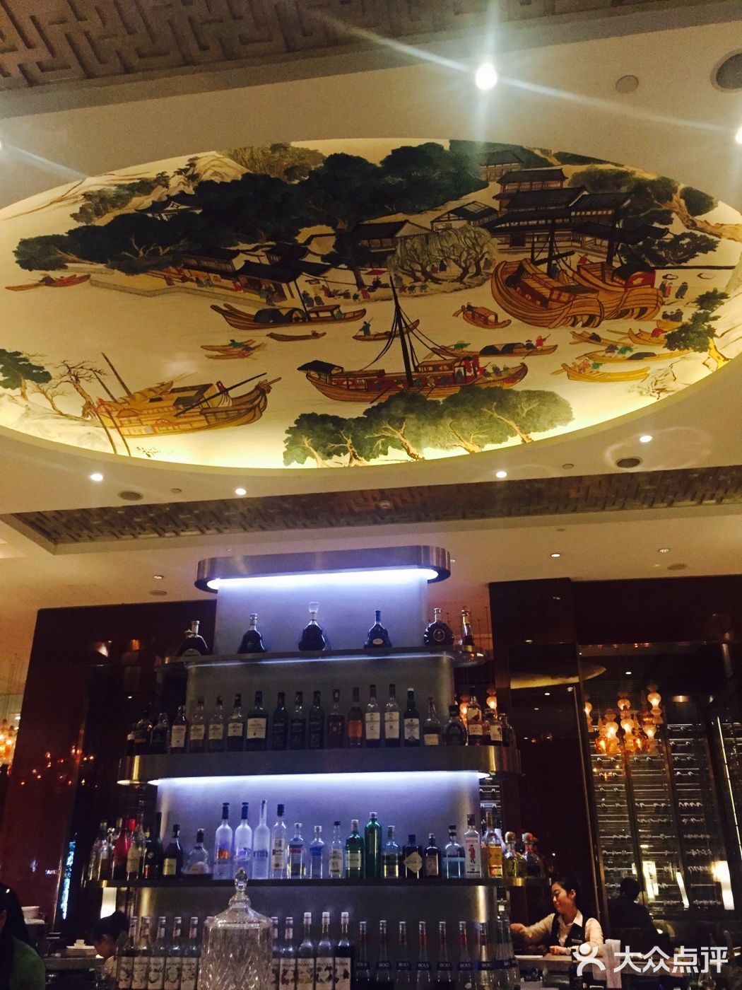 丽人脱袄，移步餐厅露台，如同置身巴黎小酒馆