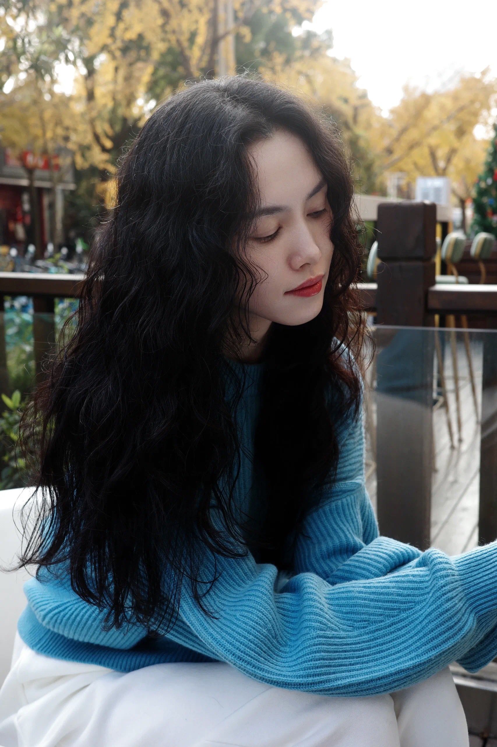 卷发女孩的慵懒周末