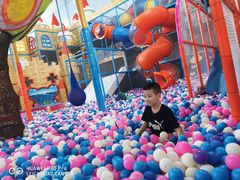 -嘿哟动霸CHUA·新潮玩运动娱乐中心·蹦床滑冰团建乐园
