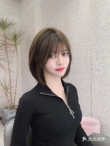 这款短发最大的优势就是显脸小 所以说是非常适合脸大的