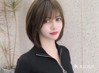 这款短发最大的优势就是显脸小 所以说是非常适合脸大的