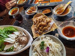 -老牌坊云南鱼豆花火锅(哈西万达店)