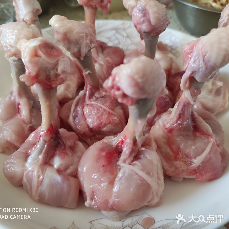 鸡翅小端包锡纸，防烤焦，也方便食用时用手拿