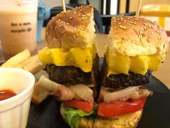 嫩煎澳洲牛肉汉堡-HELLO 27 意面·沙拉·帕尼尼