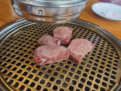 玫瑰牛舌-唯成•韩国炭火烤肉 유성고기