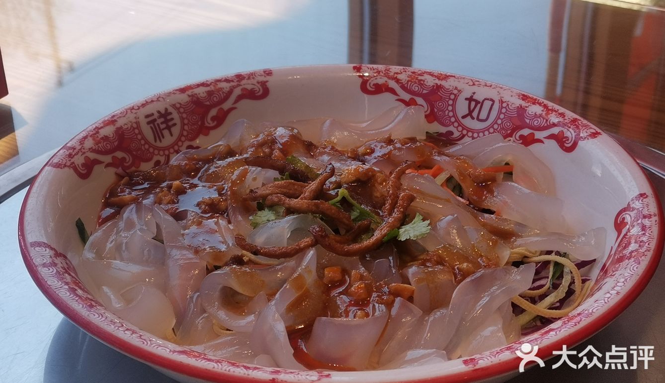 砂锅江湖菜馆。份量真的很足！两个人还没吃完！