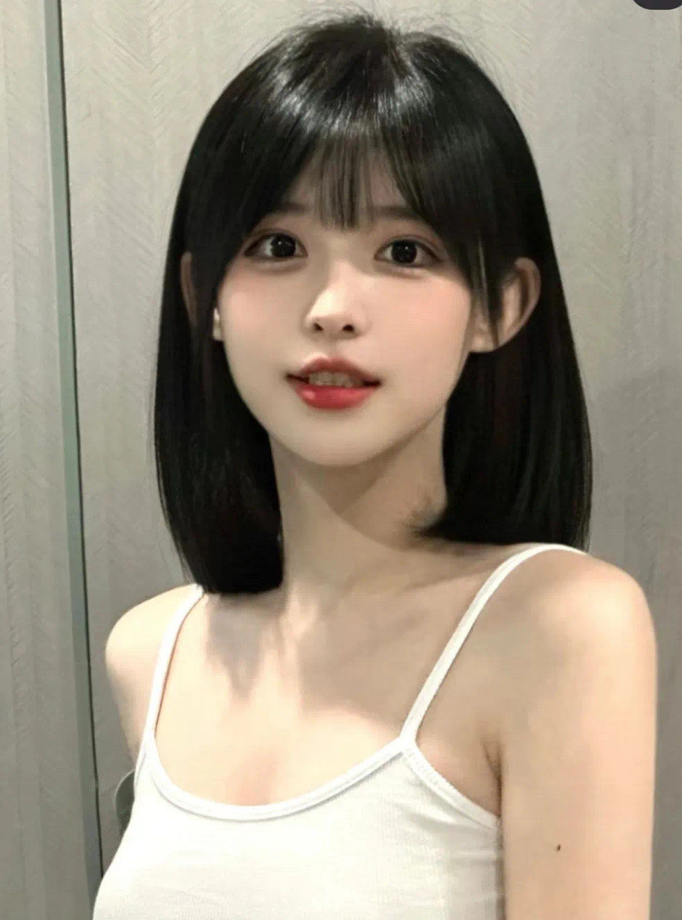 这款发型将空气刘海与锁骨发完美结合,打造出一种轻盈,甜美的感觉