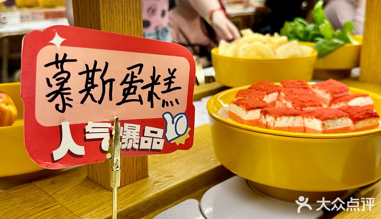 吃顿小火锅还长见识了！！都是小火车配送了…