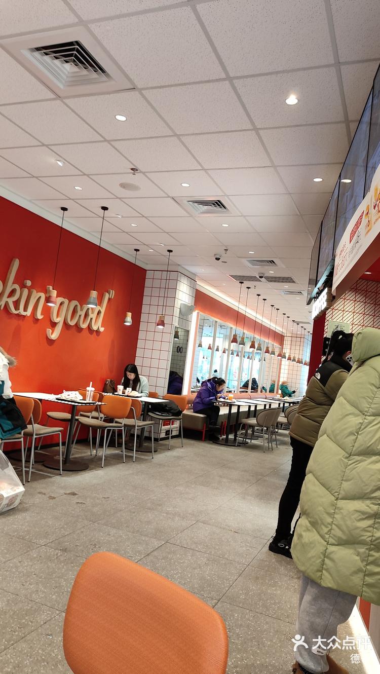 万达广场的肯德基店新装修了