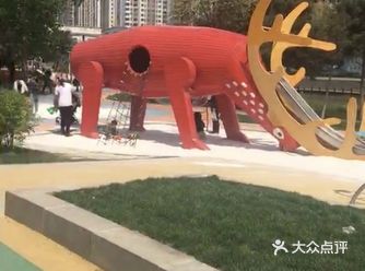 应该是长白府这楼盘自己建的小公园吧～特别适合带孩子去