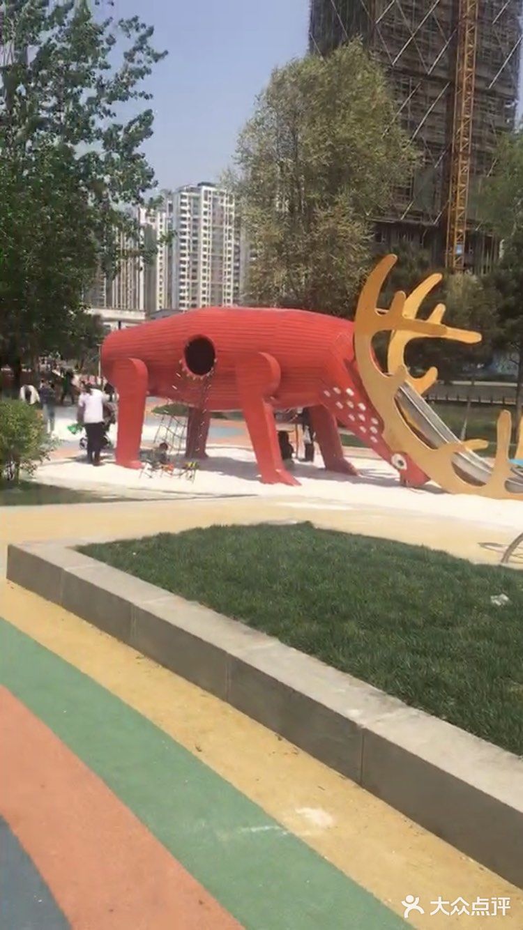 应该是长白府这楼盘自己建的小公园吧～特别适合带孩子去