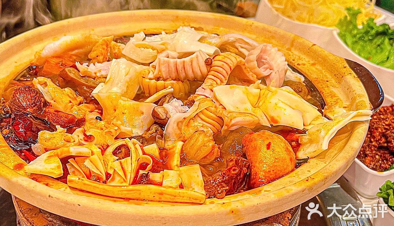 这朴实的牛杂煲肉都堆出来了…广州人这么能吃辣的吗⁉️  