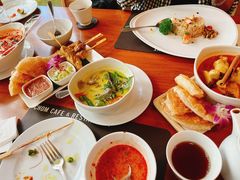 -Chom Cafe and Restaurant