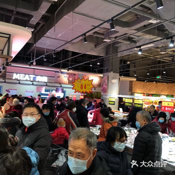 新开业的大型商场，地点位于凤凰山路地铁站附近
