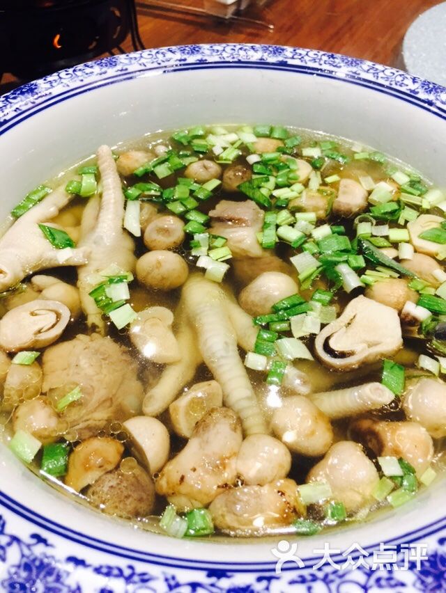 草菇凤爪咸排汤