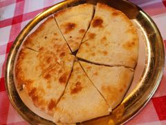 刚出炉的烤馕-西域阿里马新疆菜·清真(桂花路店)