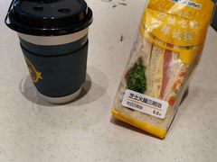 -全家便利店(杭州龙翔桥地铁站店)