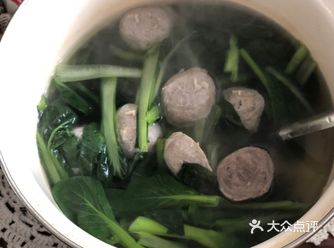 超级简单却美味的青菜牛肉丸子汤