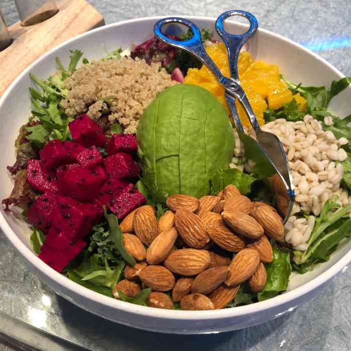 小大董(欢乐汇店)-"[薄荷]环境: 克莱因蓝,作为餐厅的主色.