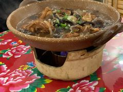 小鸡炖蘑菇-悦府东北私房菜·饺子王·铁锅炖(长白山万达店)