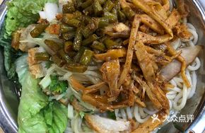 Guangxi-style Rice Noodles with Braised Pork