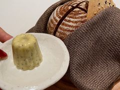 餐前面包配黑松露黄油-福楼法餐厅FLO