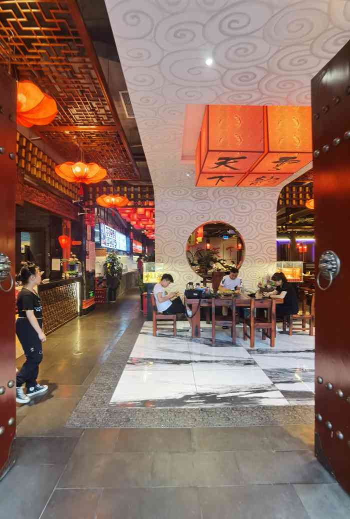云龙天下火锅(琴台路店)-"在古色古香的宽窄巷子里一家店,堂子很大.