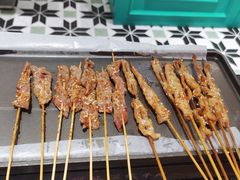 -何妹湿辣牛肉·粤式烧烤砂煲(桂雅路店)