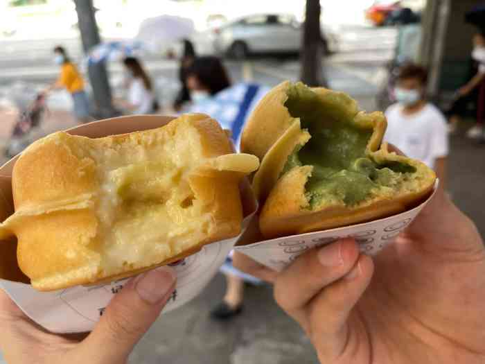 记录余生·车轮饼"植物园站d出口龙洞美食街角落的美食.