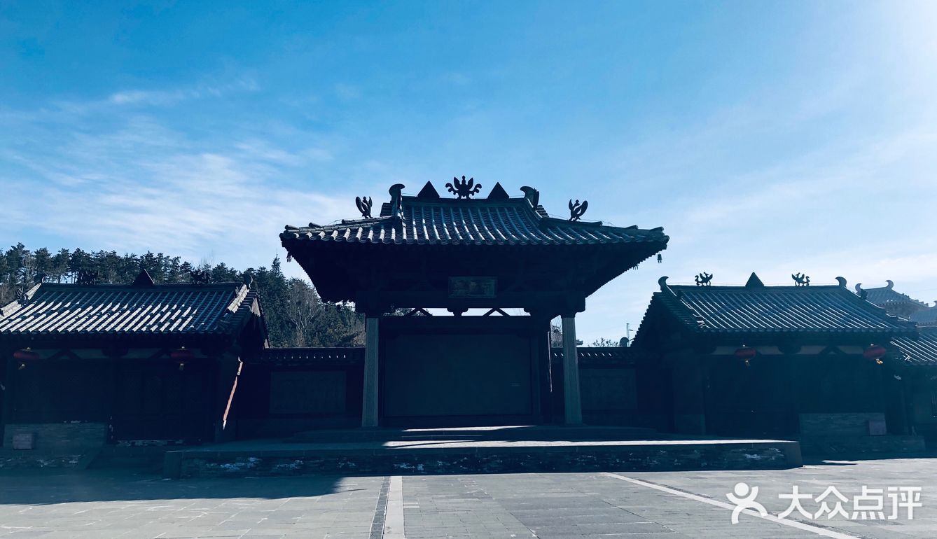 礼佛大道向西是帝后礼佛图扇形浮雕
