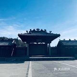 礼佛大道向西是帝后礼佛图扇形浮雕