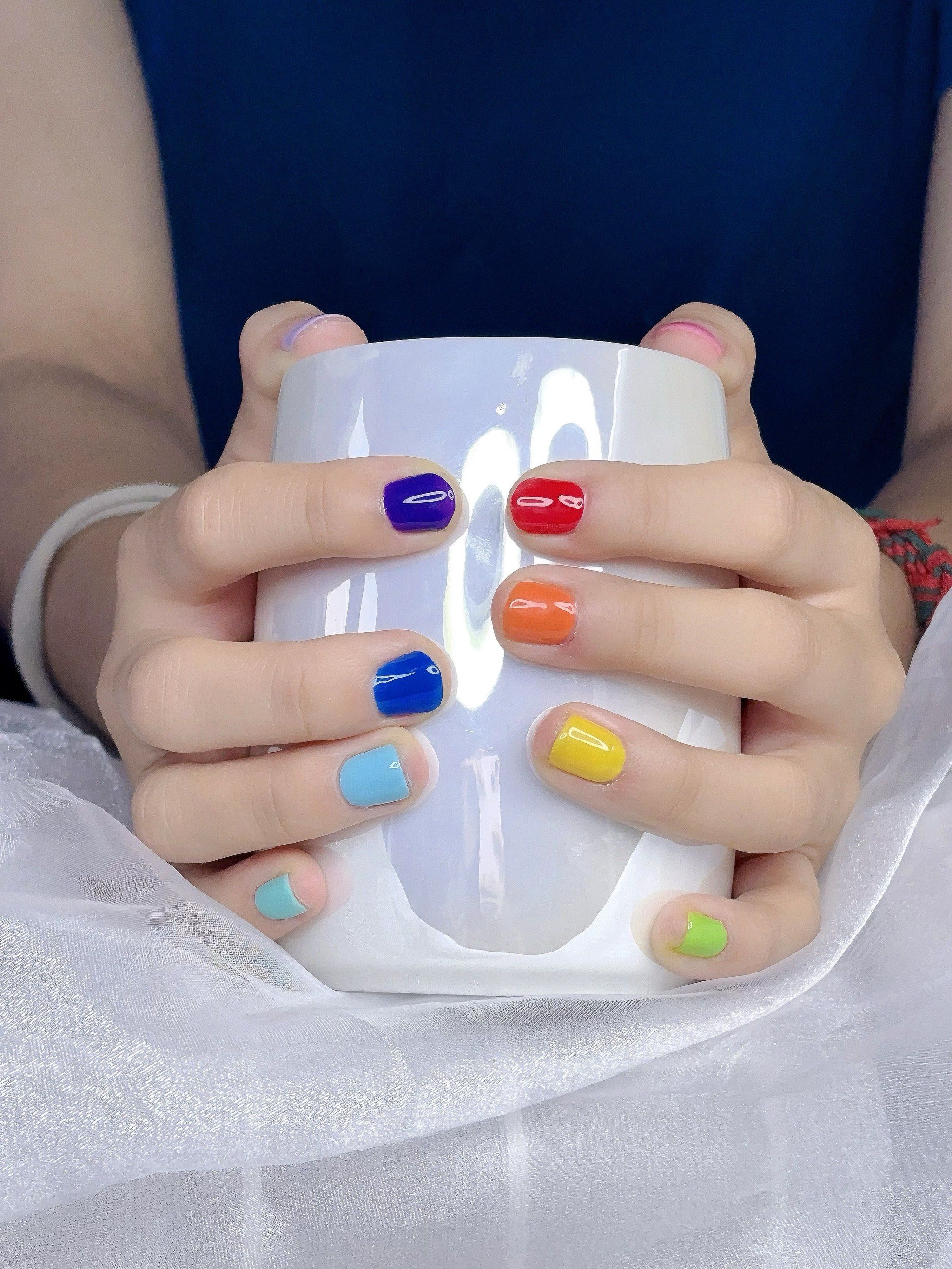 今天的彩虹美甲配色,真的绝绝子