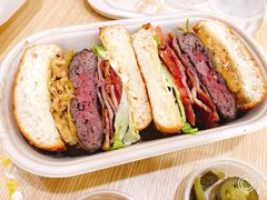 特色牛肉汉堡-HELLO 27 意面·沙拉·帕尼尼