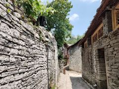 -高荡千年布依古寨旅游景区