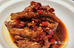 Shouting Mother Chicken Feet