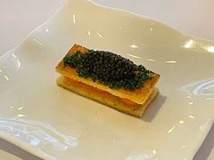 有机蛋黄吐司鱼子酱和香草-Jean Georges