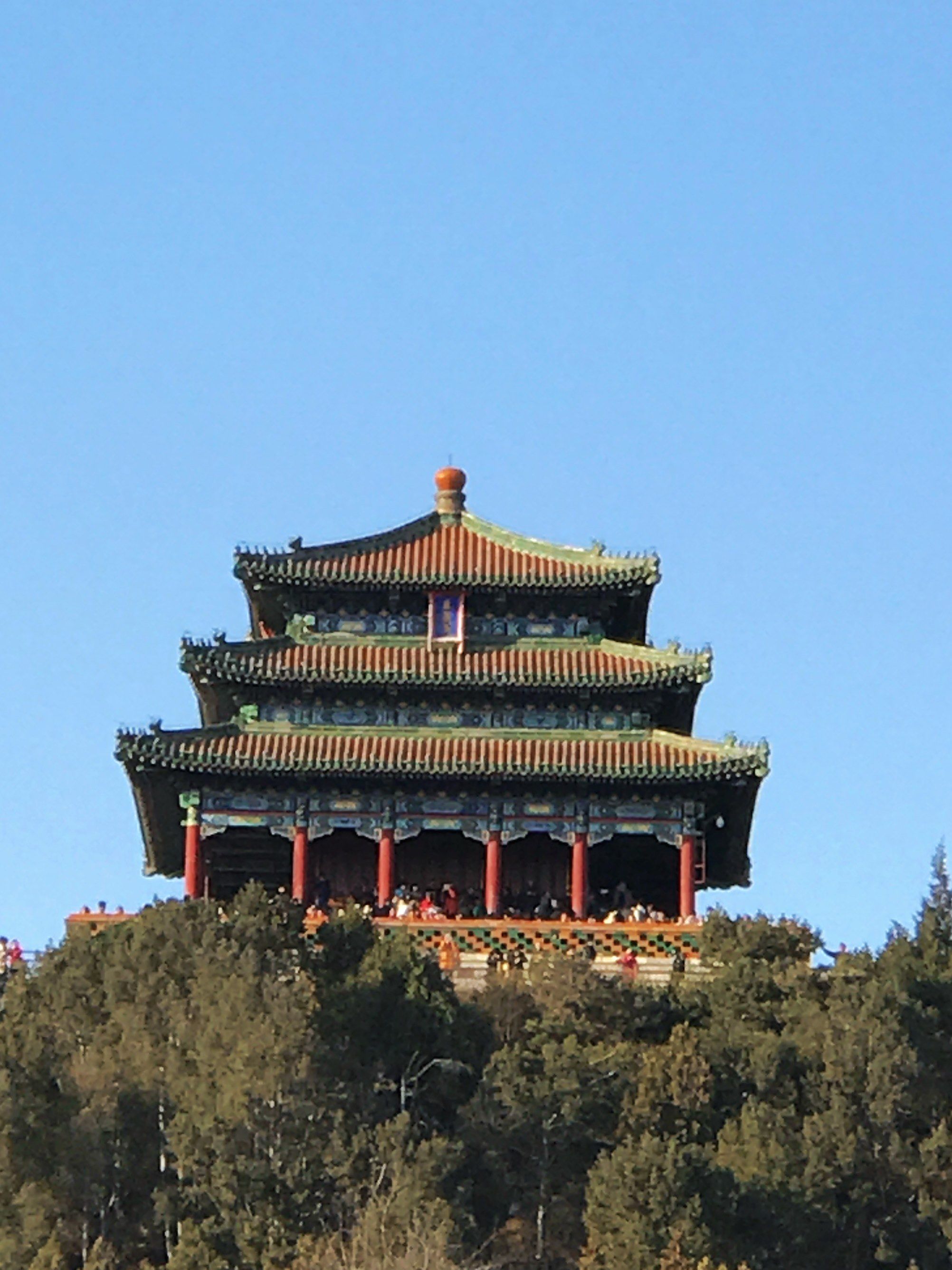 出了故宫神武门就是景山公园了,这个亭子视线很好,拍故宫很漂亮.