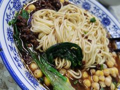 -渝之汇牛肉豌杂面