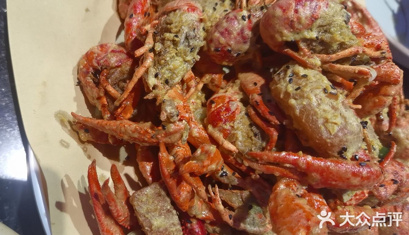 冰镇龙虾是一道令人难以忘怀的美食。首先,从口感上来说